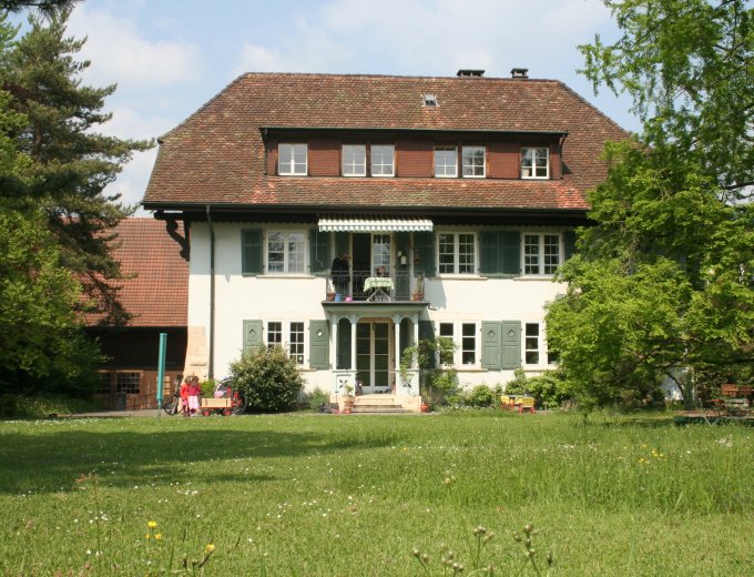 Originelle Dachwohnung in historischem 3-Familienhaus mit grossem Garten ...